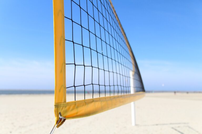 Zon, Zand en Spel: Haal het Beste uit Beachvolleybal met Fijne Beachsokken